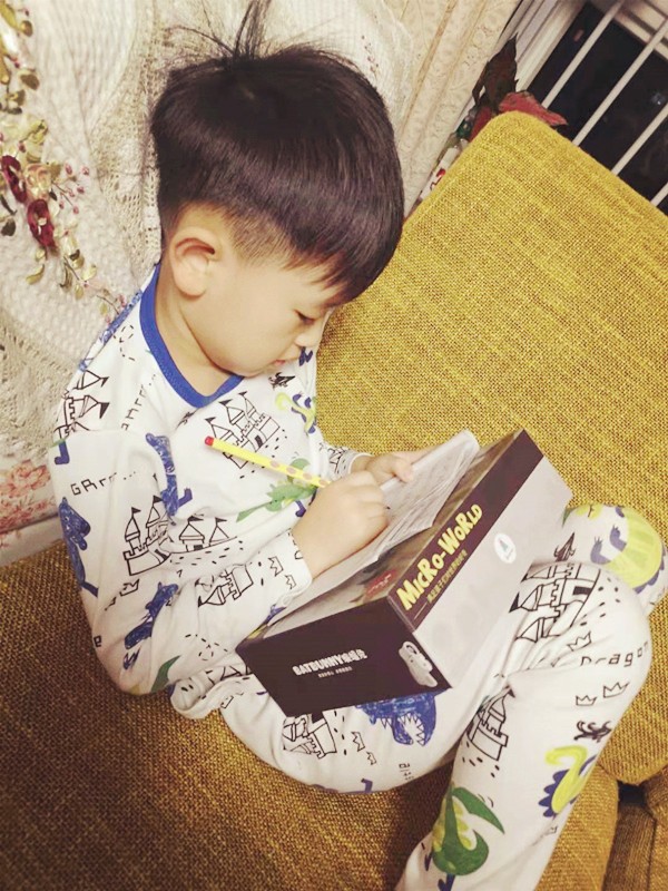 买学习桌发说说,孩子用不用买很好的学习桌