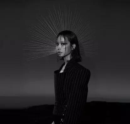 蔡依林的18年老粉儿,蔡依林一身红蓝