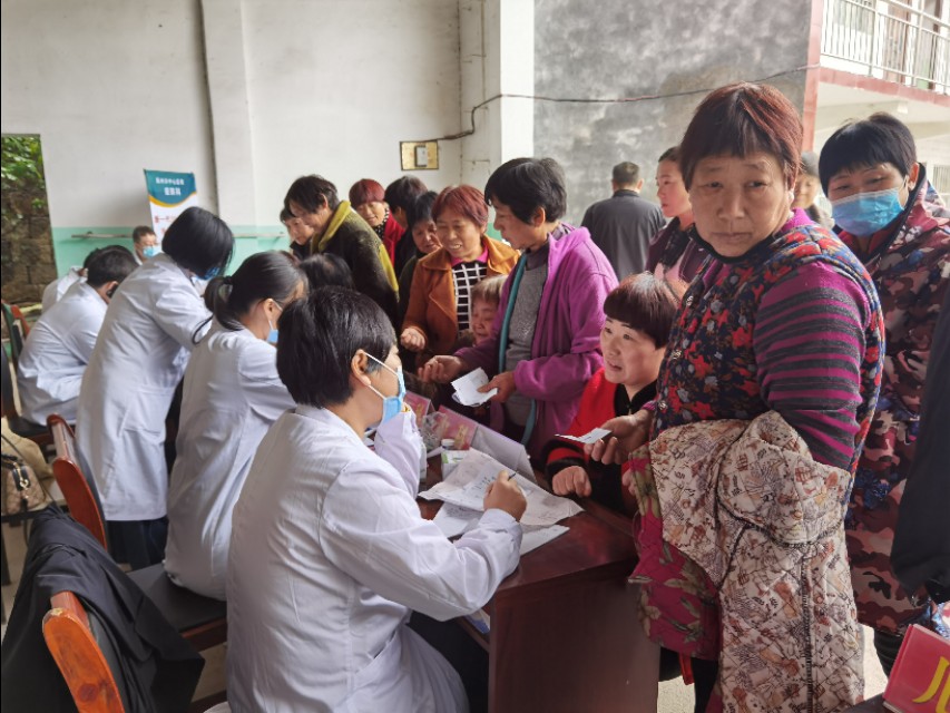 禹州市中心医院开展“百医包百村”健康扶贫义诊活动