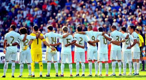 把球传进球门的球队,把球传球给内马尔