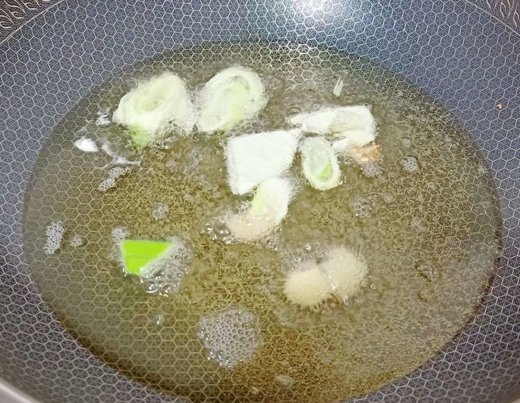 炸河虾挂糊炸还是挂淀粉炸,干锅小河虾怎么炸又酥又脆