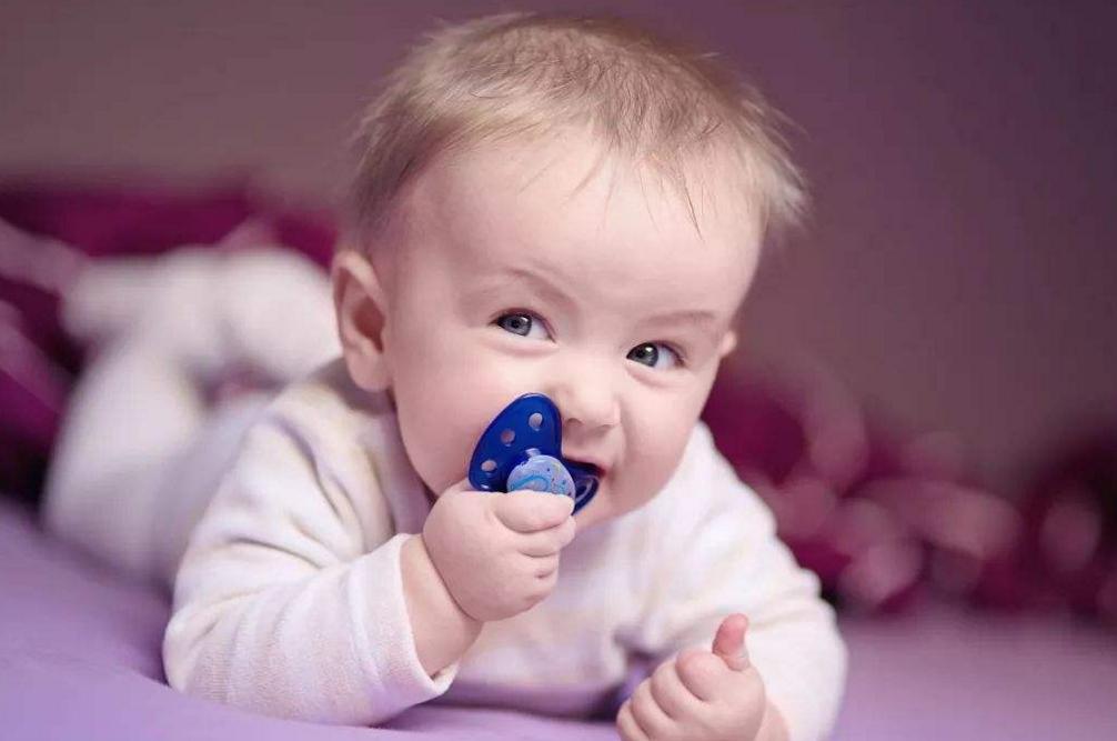 安抚奶嘴宝宝越吸越精神,安抚奶嘴宝宝嘴巴会变形吗