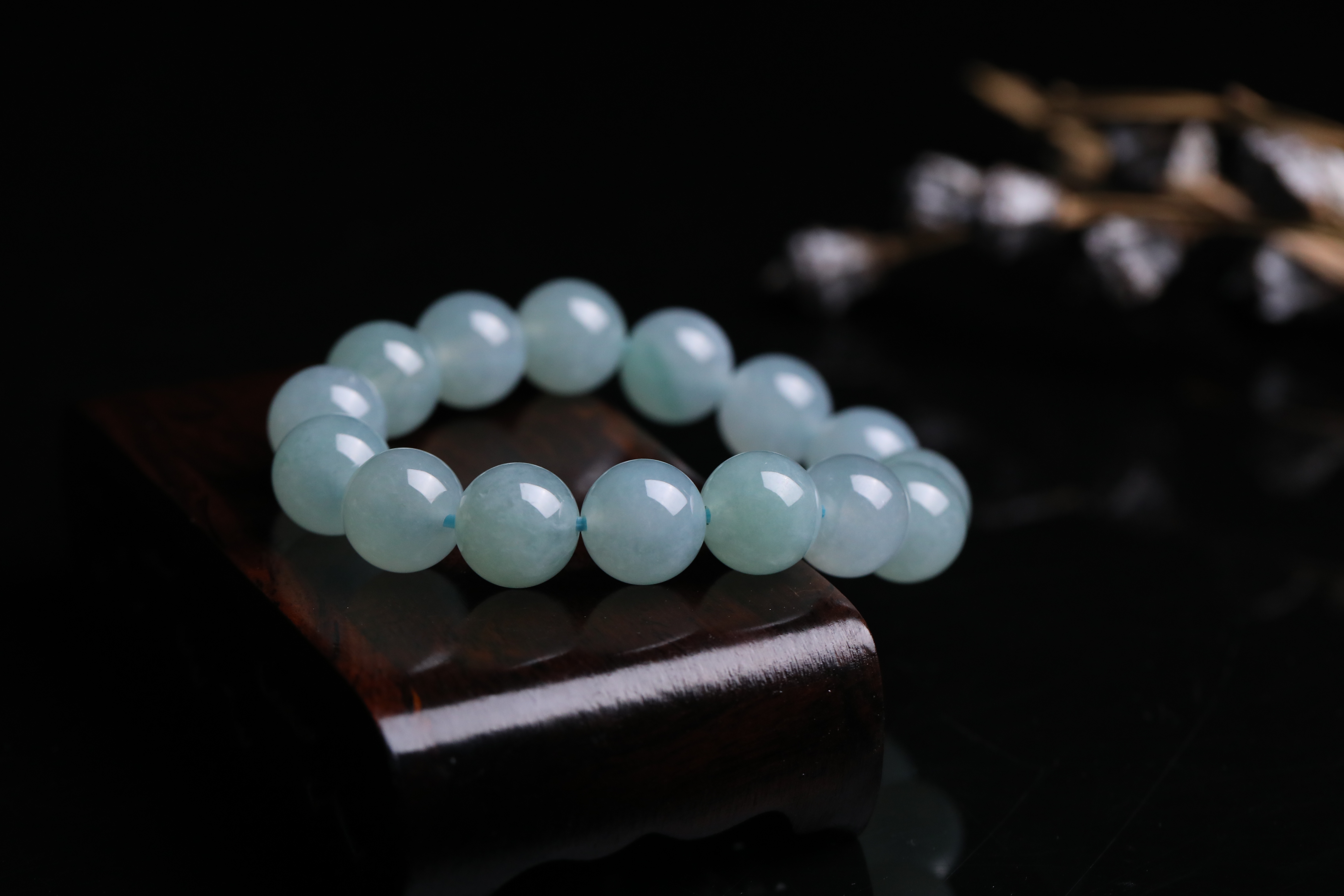 翡翠怎么保养能让翡翠变绿更透,翡翠吊坠怎么保养会越来越亮