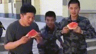 回家的路上看到这么多钱,背包都装不下啊,现在该怎么办