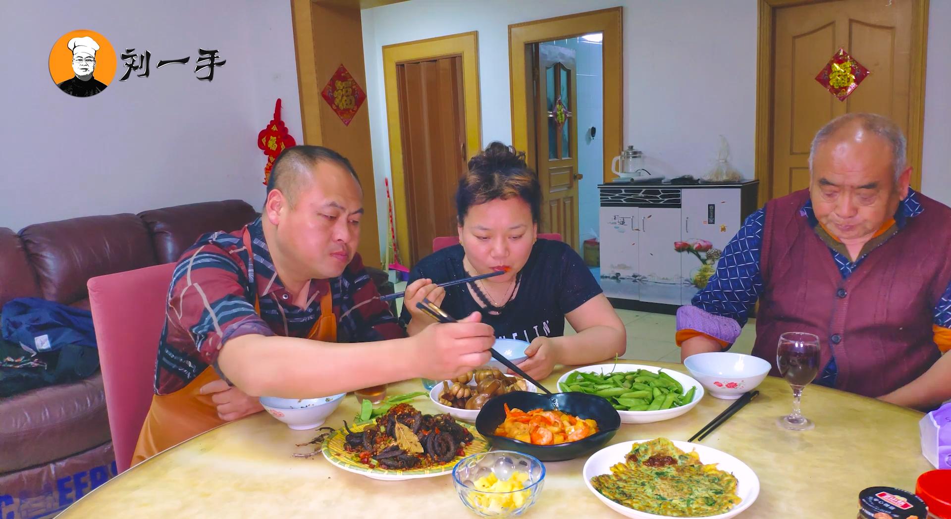 教你菠萝虾仁家常做法，清香酸甜，家人爱吃