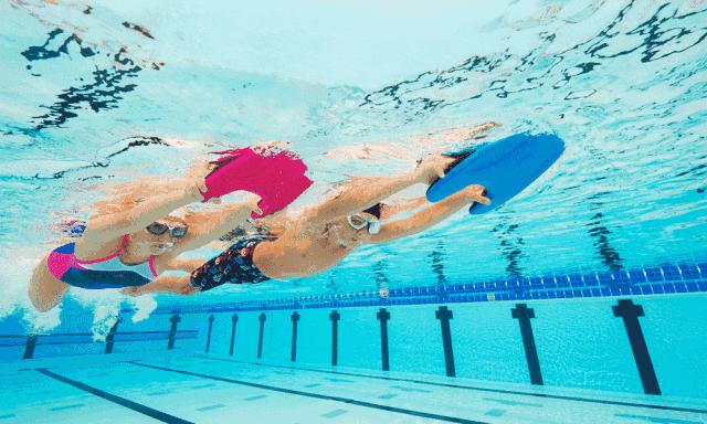 新手如何学游泳简单几步快速学会,新手游泳如何在水中换气