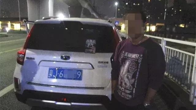 男子带老婆夜游澳门*场赌**，自信回珠海，刚上车就被抓！