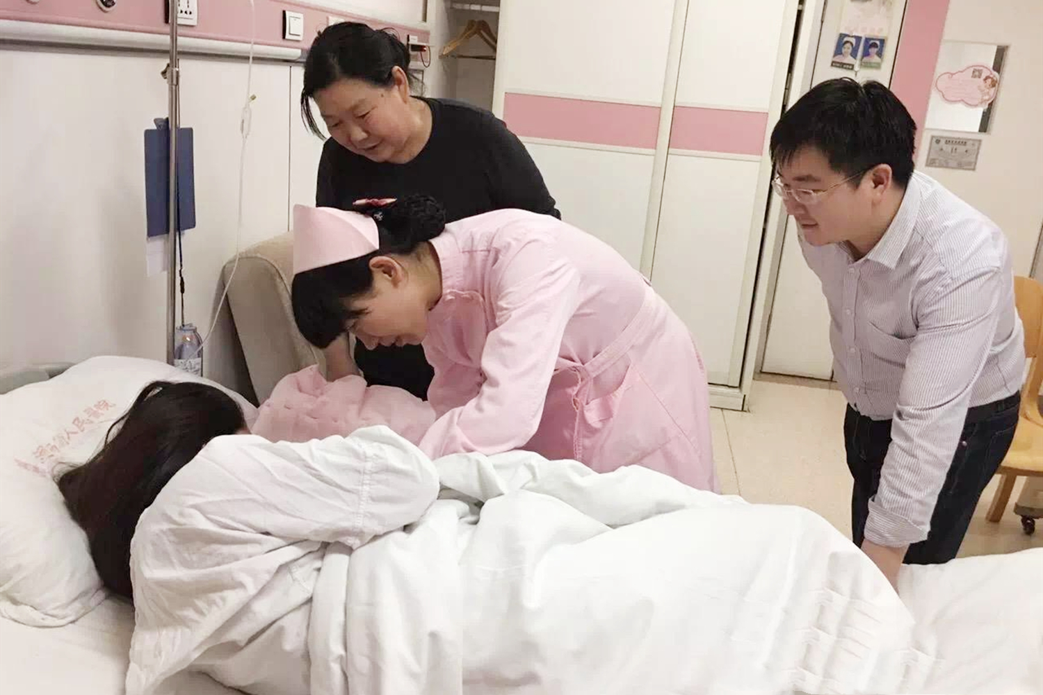 妻子生完孩子丈夫应该怎么做,老婆生完孩子丈夫需要做什么