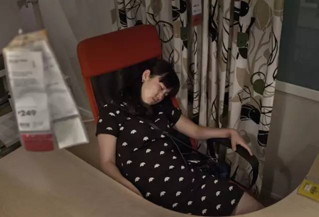 从卖火柴的小男孩到亿万富翁！他用生命颠覆生活