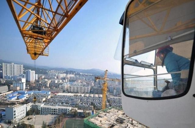 女生开塔吊要怎么方便,刚拿塔吊证的新手好找工作吗