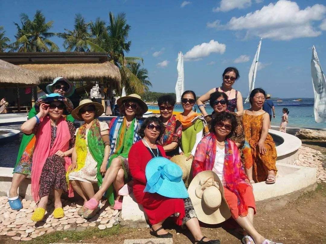 法国女人丝巾精致,法国女人丝巾优雅