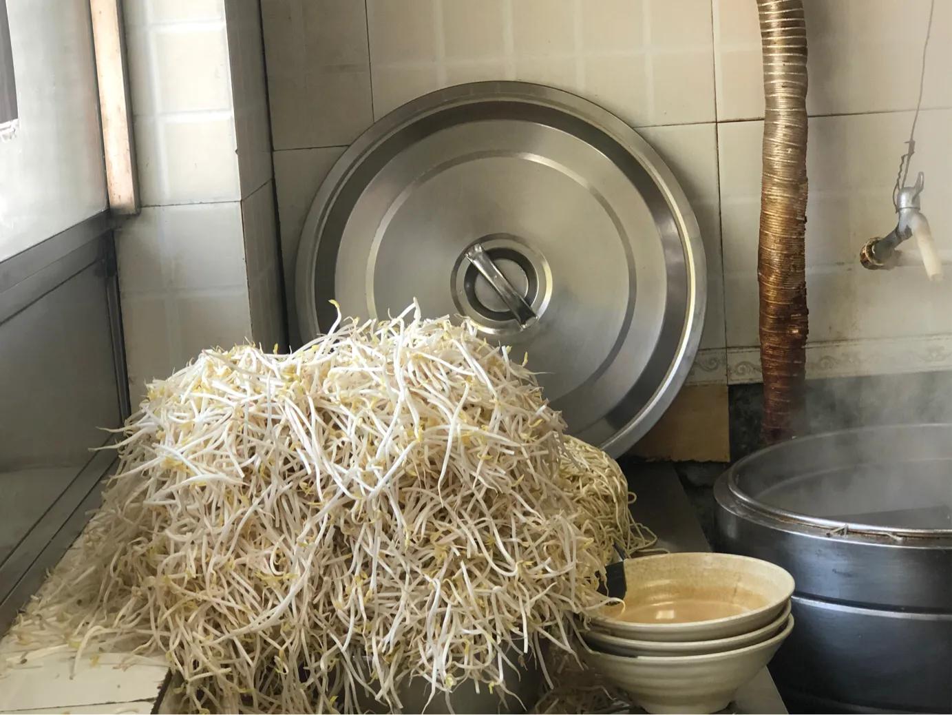 火车头步行街热干面,郑州的火车头