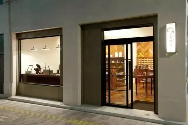 现在，全靠霓虹文具给我带来工作的归属感