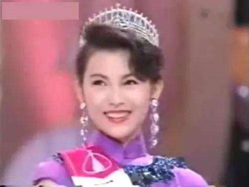 蔡少芬张晋全家福上热搜,三胎儿子“唐装”出镜,年味儿十足