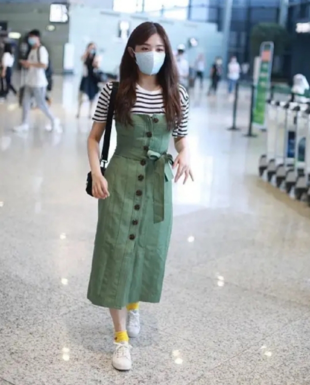 张含韵气质真不俗穿奶奶裙,张含韵绿色背带裙