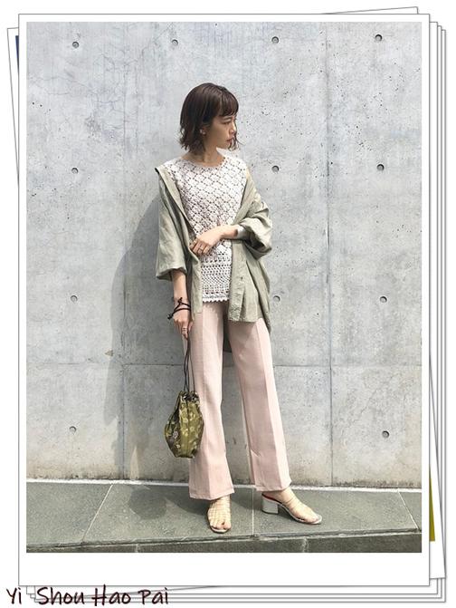 粉红色裤子搭配什么颜色上衣好看,粉红色裤子配什么上衣好看