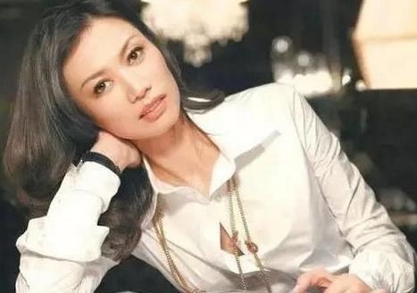 从“父女恋”到“母子恋”，这个52岁女人把自己活成了美国萧亚轩