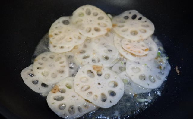 莲藕炖排骨莲藕边变黑,莲藕排骨汤为什么莲藕变黑