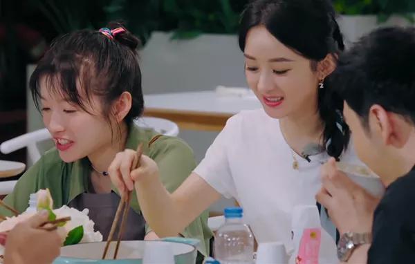 赵丽颖《中餐厅》备菜时舔手指,做菜直接上手,坏习惯太难改