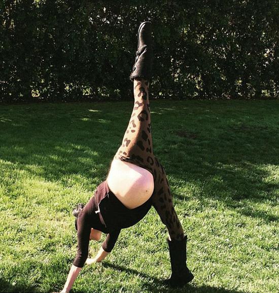 孕妈锻炼瑜伽,孕妇一字马动作