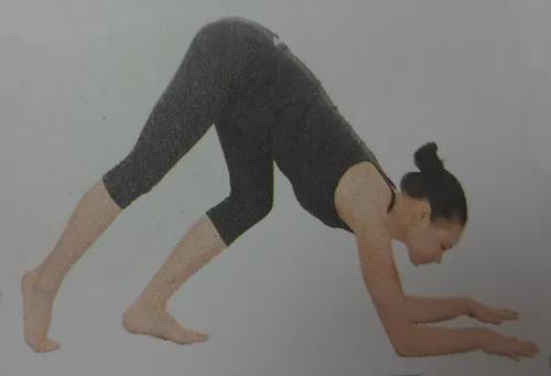 躺着用绳子拉伸腿,躺着开腿弹力带