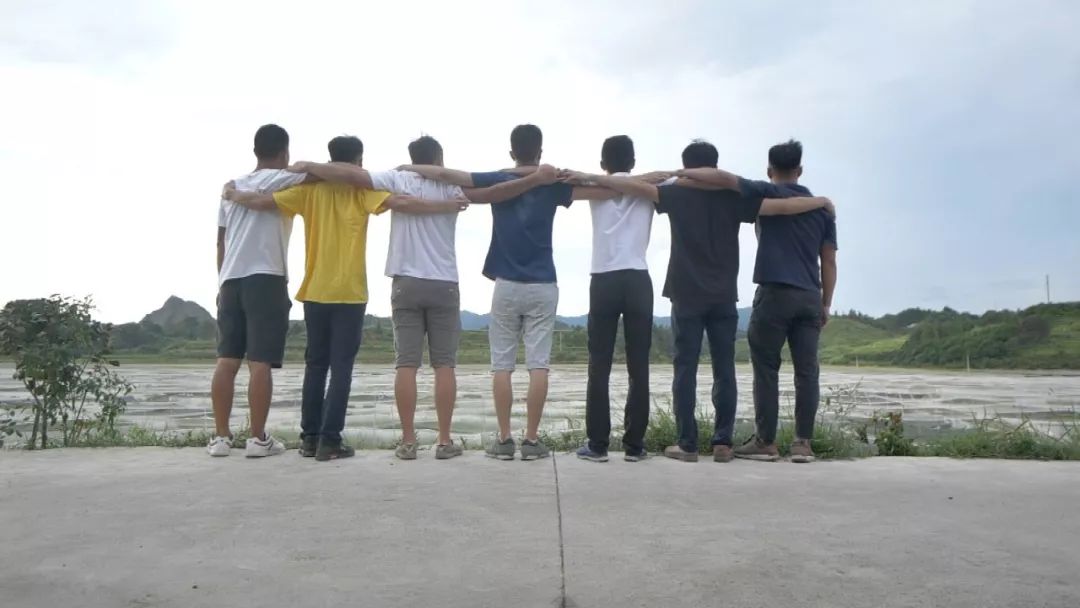 80后创业养殖青蛙视频,农民养青蛙致富项目