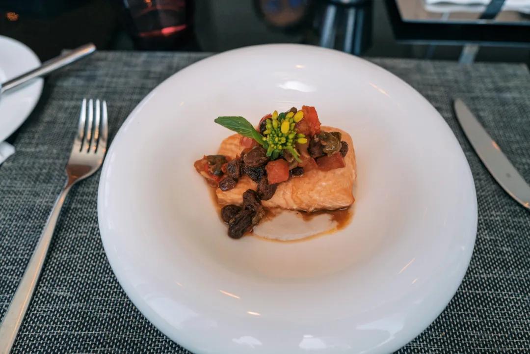 把繁华踩在脚下,将吃喝囊括周边。去长沙要住地标里