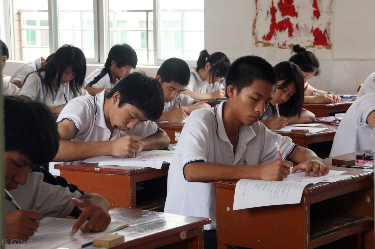 老师该如何处理课堂吵闹的问题,作为新老师课堂秩序很乱怎么办