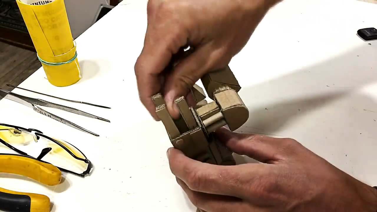 怎么做一个儿童纸板盒子机器人,用纸板做炫酷的机器人