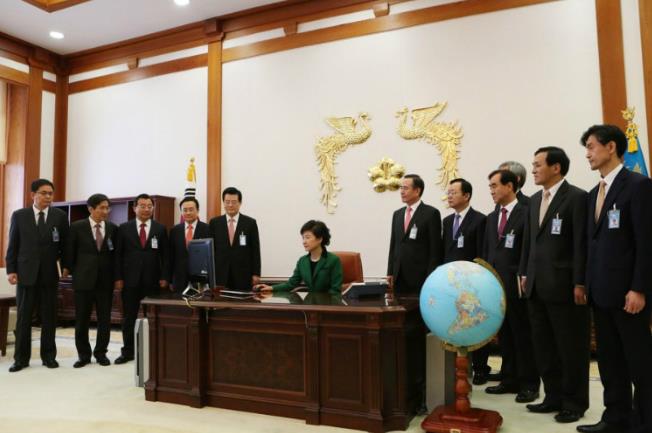 世界领导人办公室内景:普京各种现代化设备,特朗普只有两部电话