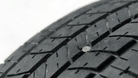 轮胎被钉子扎了怎么解决,轮胎被钉子扎了咋处理