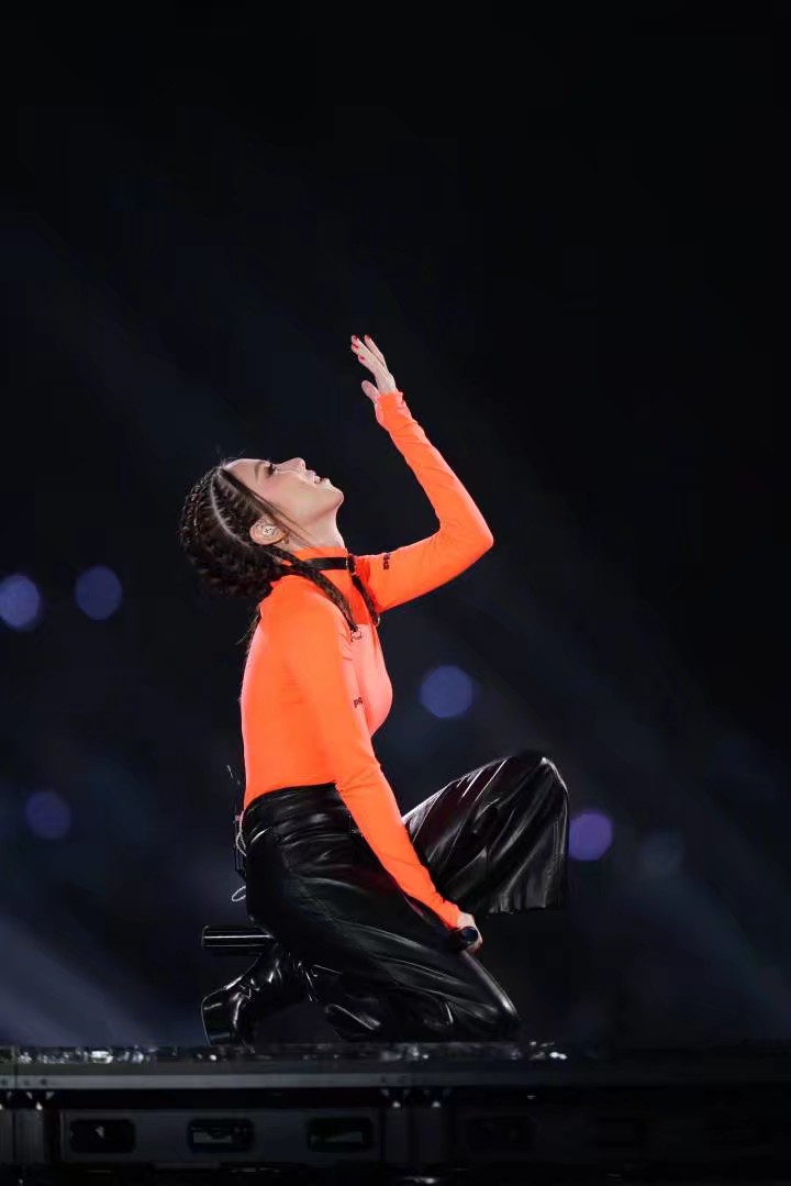 就算你不知道她但你一定在某个地方某个软件听过她的歌