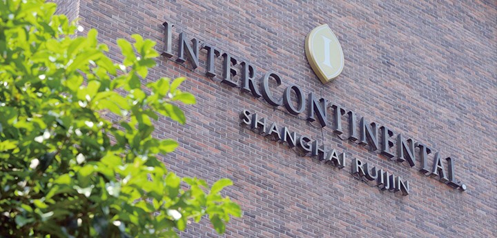 江疏影重返母校为毕业生做演讲 (江疏影新片展现沪漂生活)