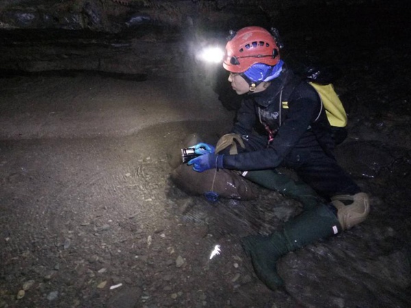 16岁留美高中生回国科考，变身“老鼠人”下悬崖探8000米洞穴