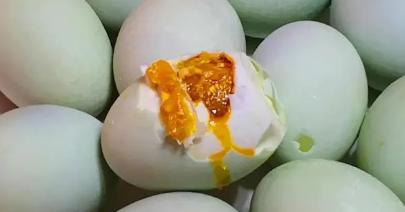 自制咸蛋有妙招,个个流油还翻沙,比外面买的美味还健康