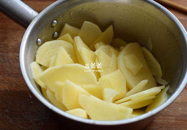 炒香肠小技巧减少咸味香辣下饭,土豆香肠下饭的神仙吃法
