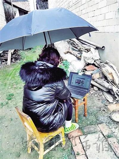三亚一老师冒雨在巷子里蹭网直播上课，学生：这是最“硬核”的网课