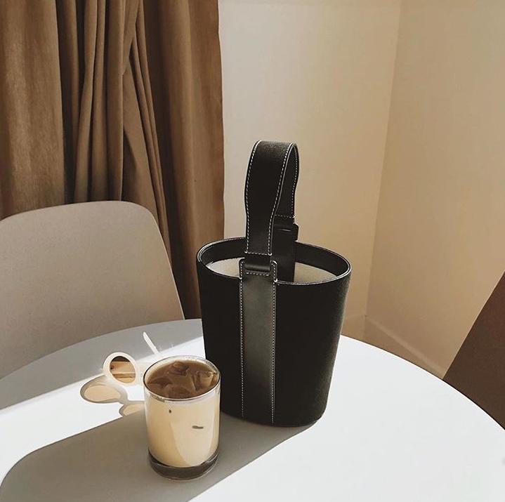 买了名牌包又得买名牌衣服,买了大牌包包后悔吗