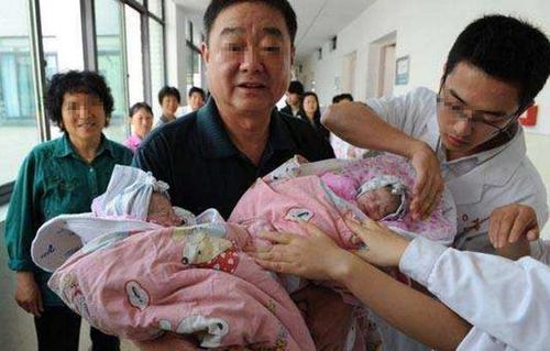 40多岁孕妈妈生二胎,48岁高龄产妇拼二胎成功生个男孩