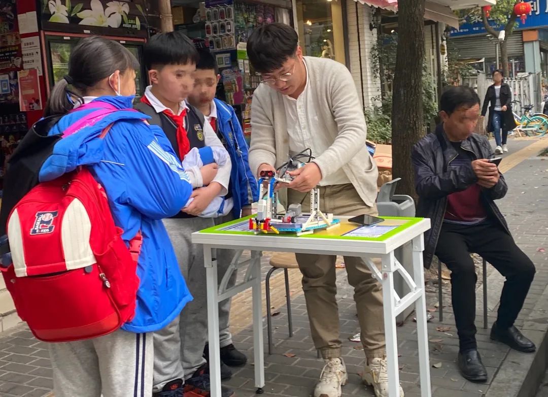 你见过每天玩乐高®积木还能赚钱的梦幻工作吗？