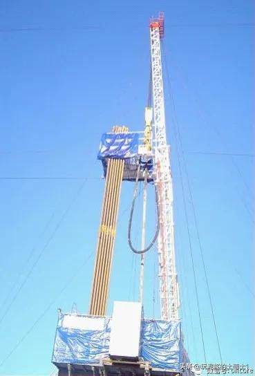 钻井井架平台示意图,钻井井架怎么立起来的
