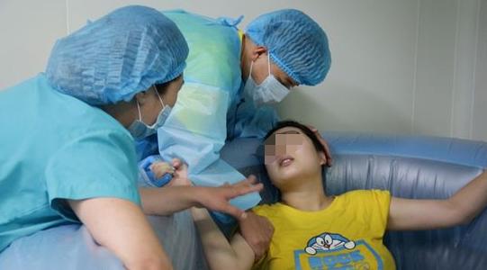 孕妇妈妈在水里生宝宝,孕妈在水中泡温水生宝宝