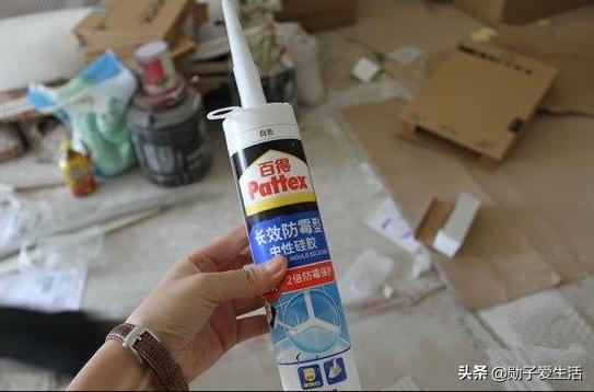 勋子:玻璃胶到底有没有毒?粘手,地板,玻璃,衣服上怎么处理?