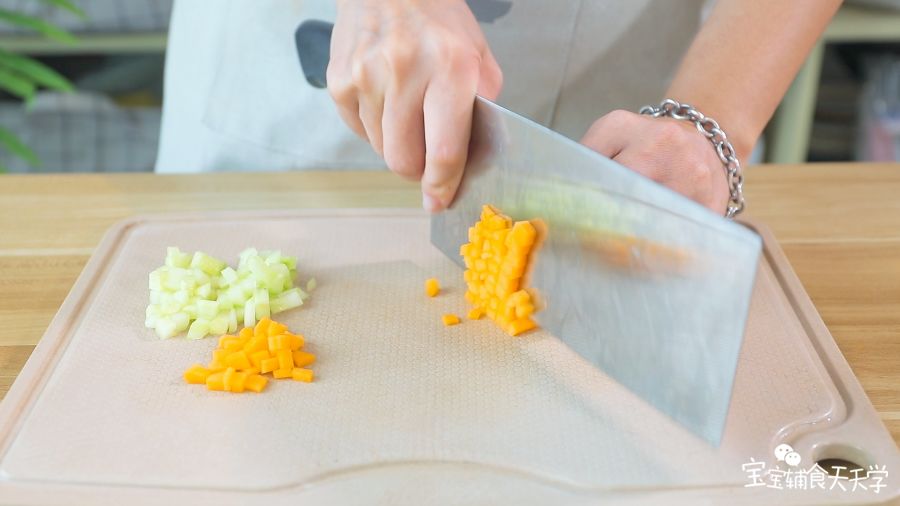 宝宝恶心干呕怎么回事很抗拒,宝宝干呕简单一招搞定