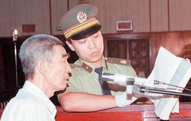 90年代的传奇人物，从村书记到“土皇帝”，坐拥16辆进口奔驰