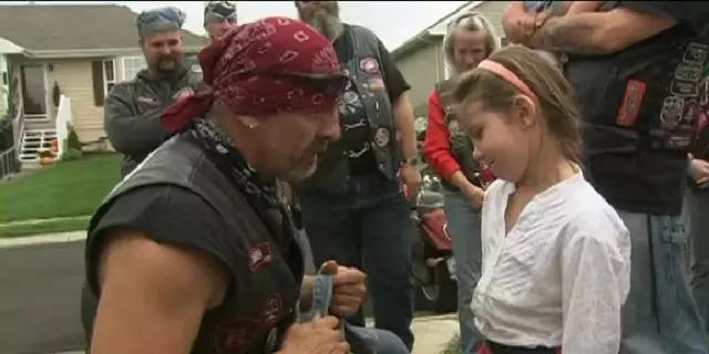 这群花臂壮汉骑哈雷，不收保护费，25年来甘当受欺凌孩子的守护神