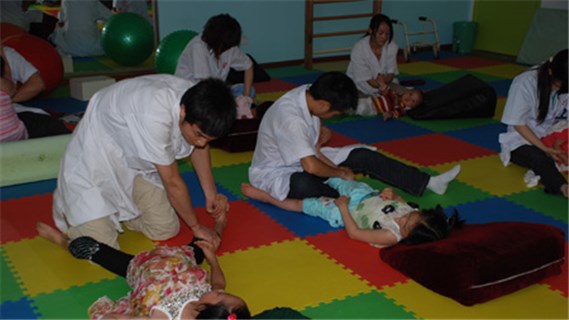 贵州脑瘫小伙炒鸡 (贵州脑瘫儿小伙学炒鸡)