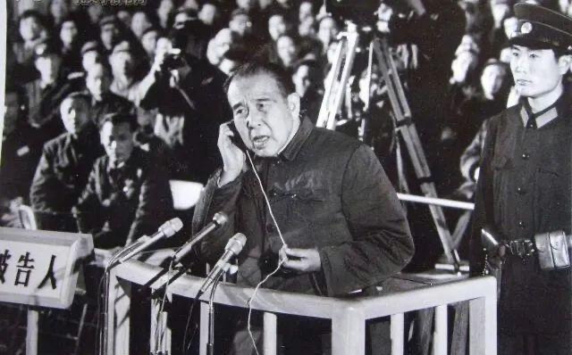 开国中将历任两大军区政委，主席南下两次与他谈话，后被免职降级