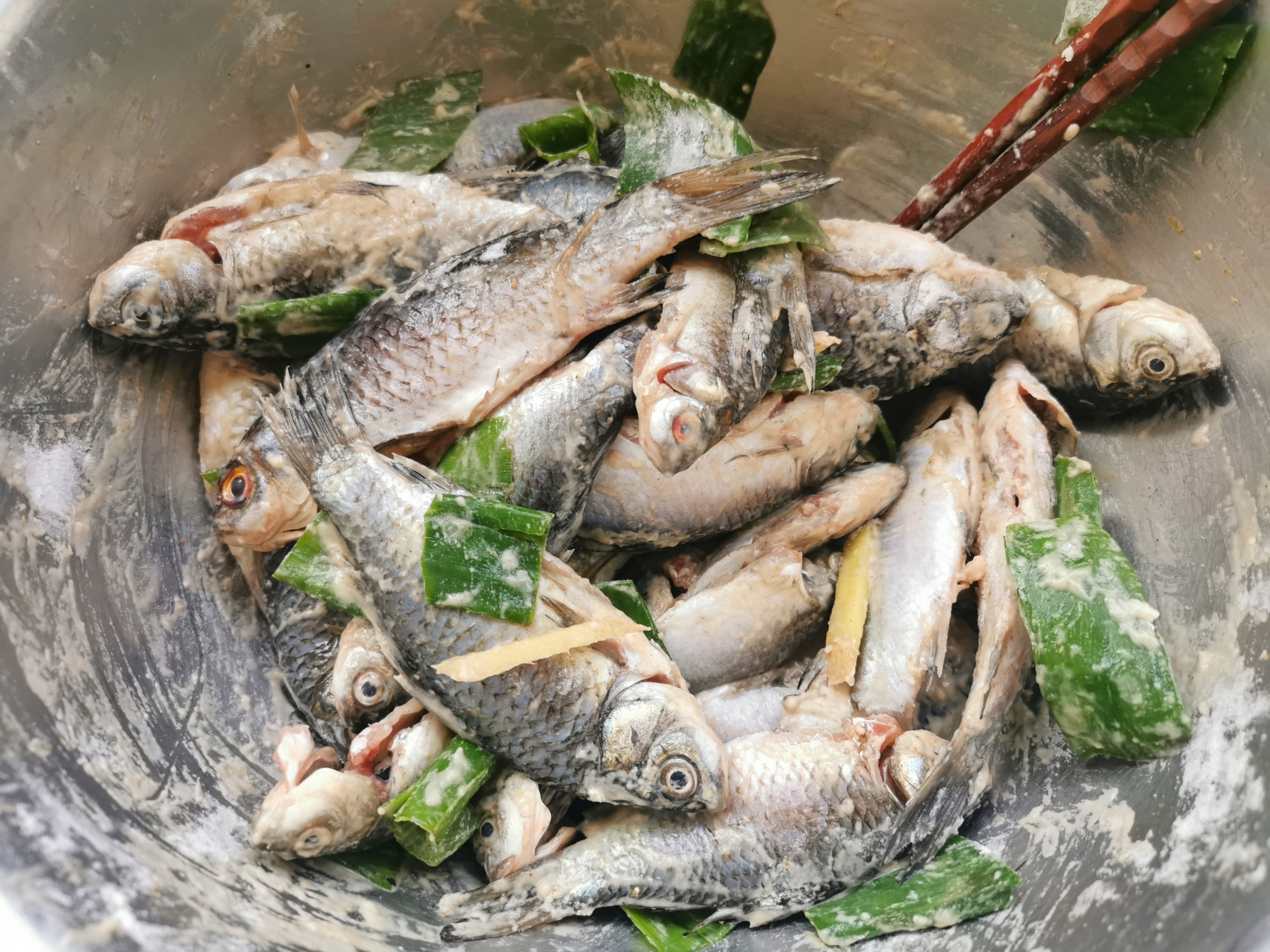 酥炸小鲫鱼怎么做不掉皮,炸小鲫鱼怎么做又酥又脆好吃