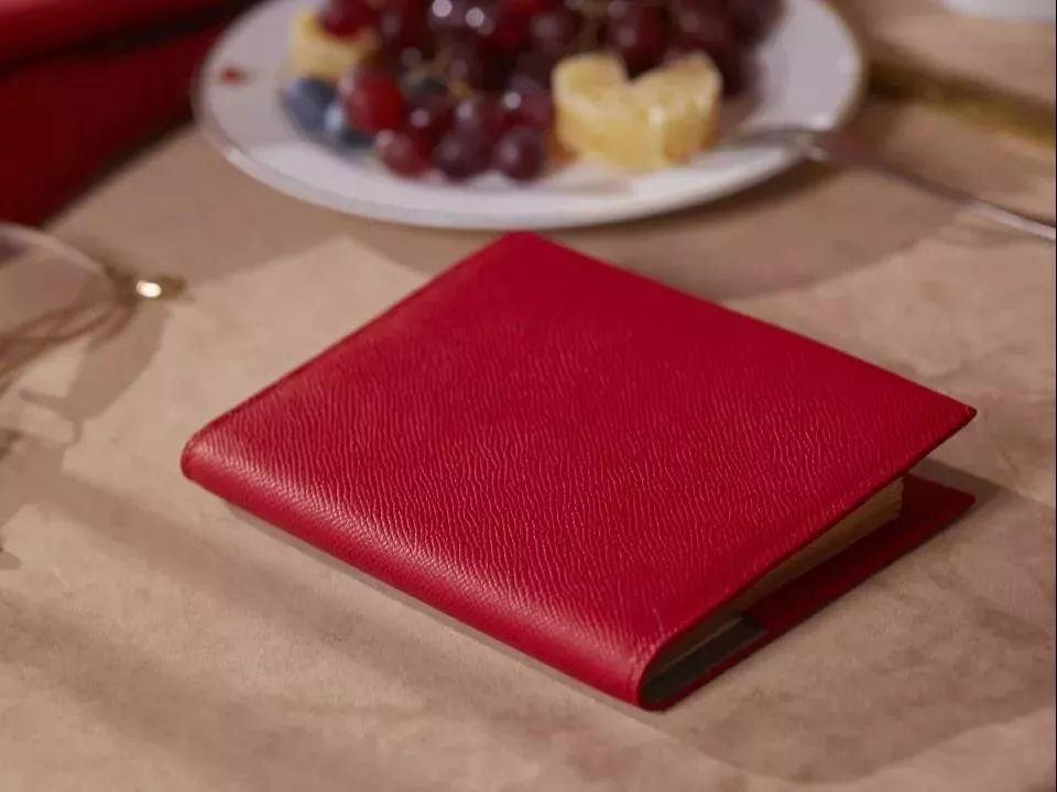 鼠年的女人买什么色的包包好,大牌鼠年限量款包包